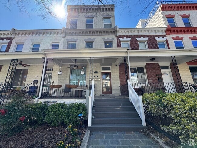 Building Photo - Beautiful 3 Bed 3 Bath Condo with a Roofto...