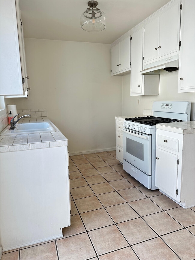 Cocina - 1909 Bataan Rd Unidad A