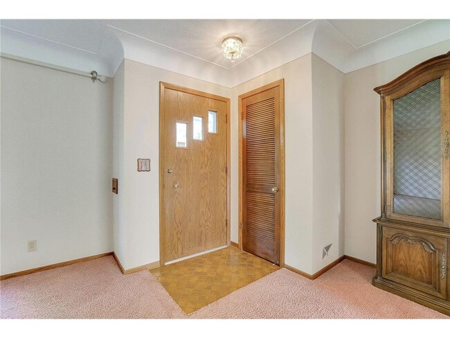 Photo - 724-50 1/2 50 1/2 Ave NE