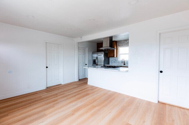 Photo - 784 E Walton St