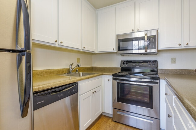 2BR, 2BA - 1,049SF