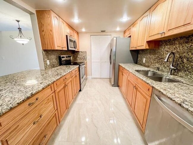Building Photo - 10740 S Golfview Dr