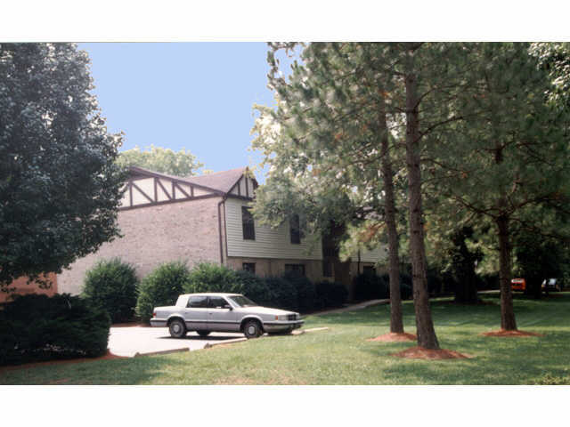 Parking Area - Swan Run Apartments