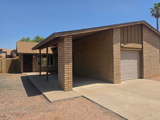 Building Photo - 1506 E Palmdale Dr