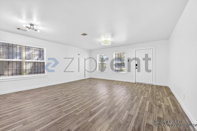 Photo - 3226 Navaro St