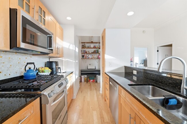 Building Photo - 1025 Maxwell Ln Unit 514