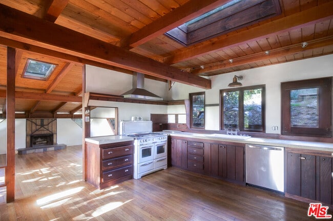 Photo - 460 W Ave 46