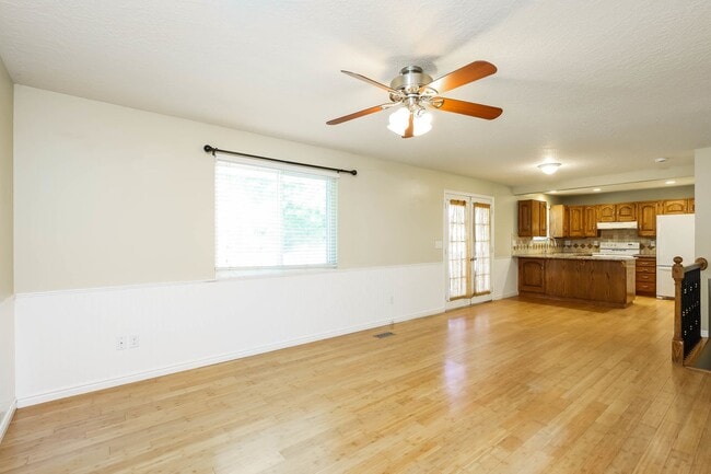 Photo - Spacious 4 Bed, 3 Bath Pet-Friendly Home w...