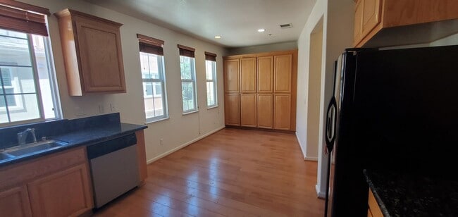 571 Moreland Way