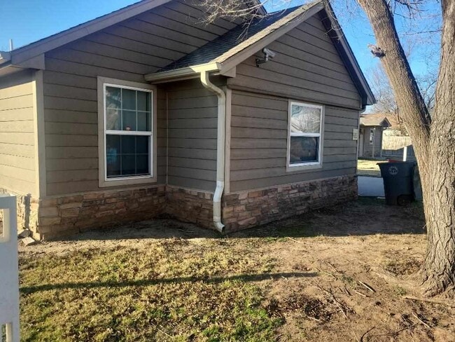 Building Photo - 1604 NW Lindy Ave