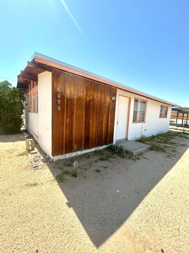 Building Photo - Eclectic 2 Bedroom 1 Bathroom Home