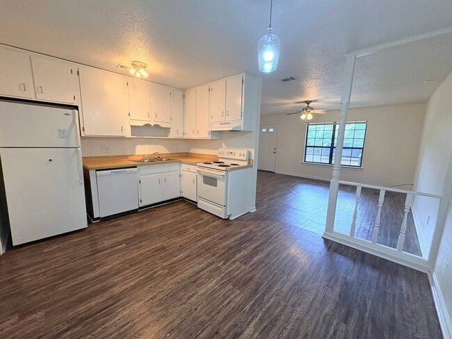 Photo - 1543 Coombs Dr