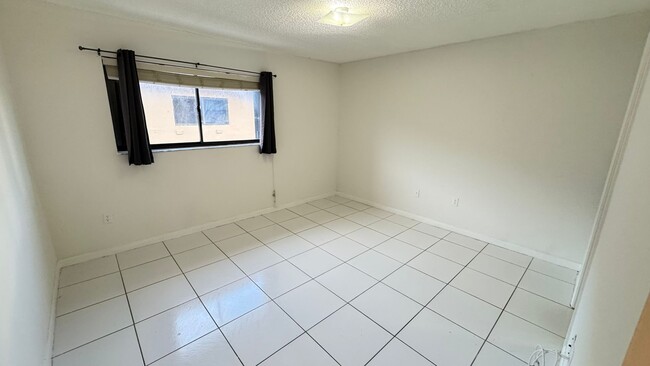 Photo - 2319 W 60th St Unidad D203 Rental