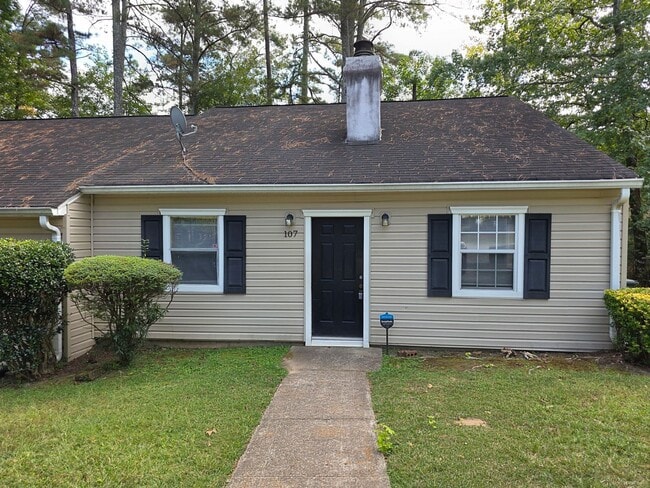 Building Photo - Charming 2-Bedroom Duplex in the Heart of ...