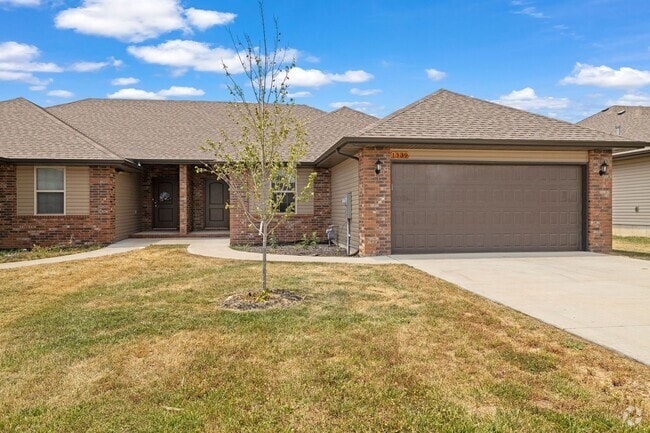 Building Photo - Three bedroom duplex available in Republic! Rental