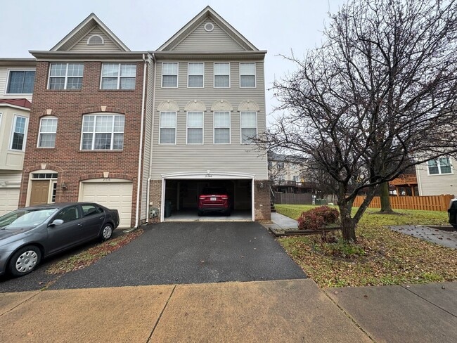Building Photo - Spacious 3 Bed 3 Bath End-Unit Townhome Wi...