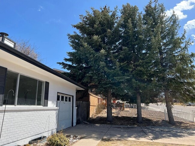 Front - 5777 Tuckerman Ln