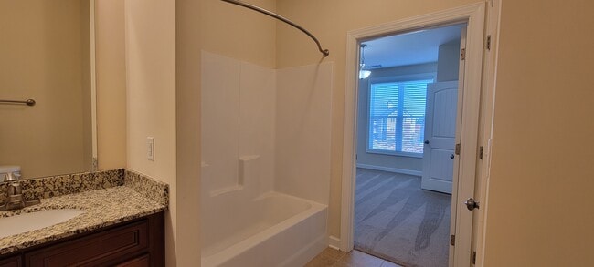 Bathroom tub