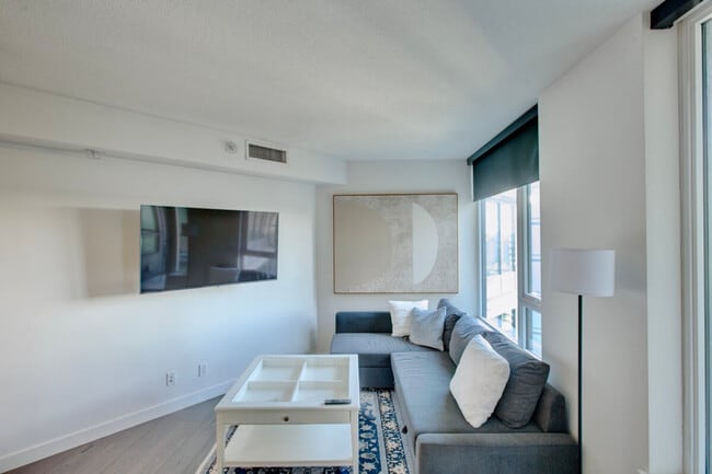 Building Photo - 32 Smithe St Unit SI ID1473074P