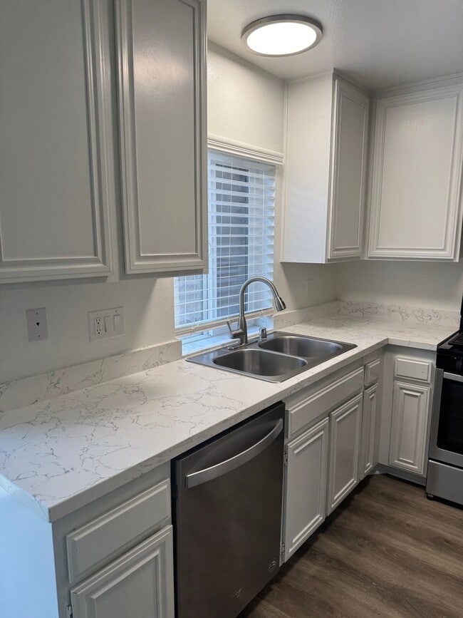 Building Photo - Coming Soon! Beautiful 2 bed 2.5 Bath, New... Rental