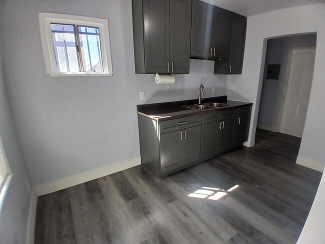 Cocina - 8641 1/2 S Hoover St Unidad half hoover