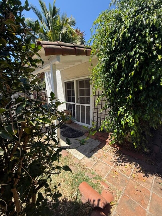Photo - **STUDIO APARTMENT IN WRIGLEY AREA** $1300MO