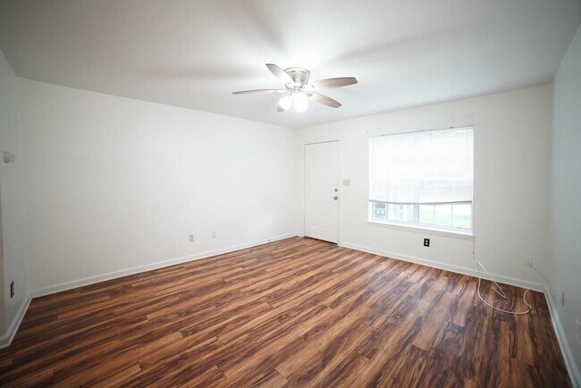 Photo - 2555 Chateau Ln Townhome