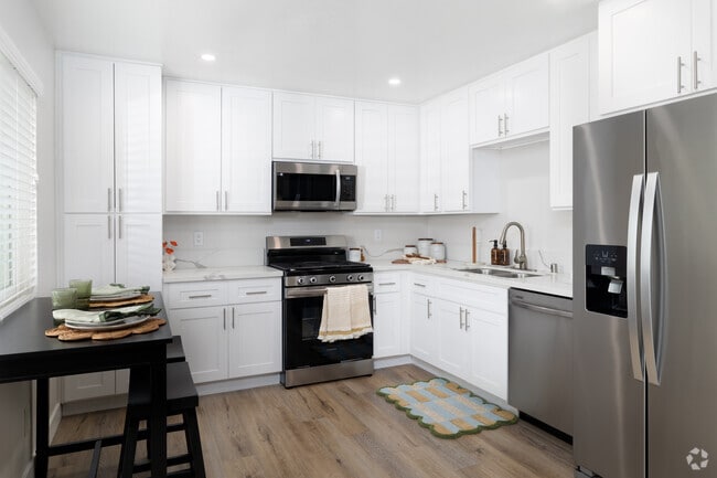 2BR, 2BA - 866SF - Kitchen