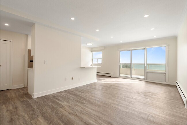 Photo - 2440 Queen Street East Unit 1