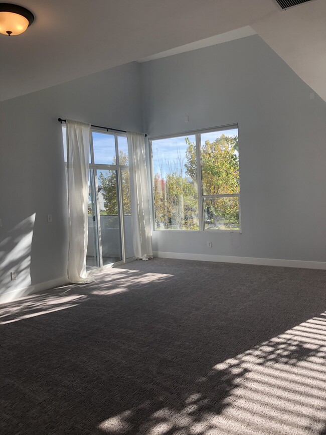 Vaulted Living room - 4528 W South Jordan Pkwy Unit 105