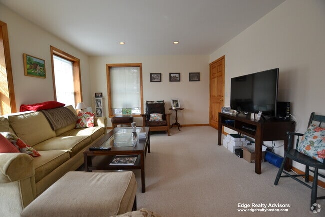 Building Photo - 16 Lanark Rd Unit A Rental