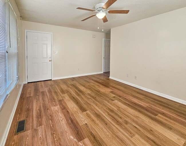 Photo - Knoxville 37921 - 3 bedroom, 2 bath Duplex - Contact Ryan Fogarty 865-333-4840