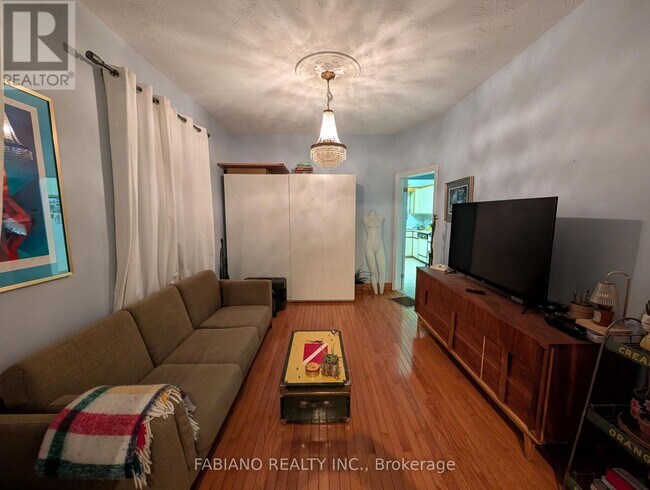 Photo - 1038 Dovercourt Rd