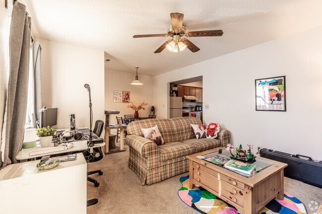 1BR, 1BA - 680SF - Living Room