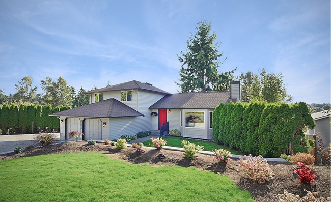 Building Photo - Enjoy sweeping territorial & mountain views