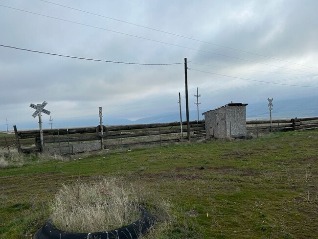 Photo - Charming 3 bed/1 bath country home on 5 acres with barn & small shop.