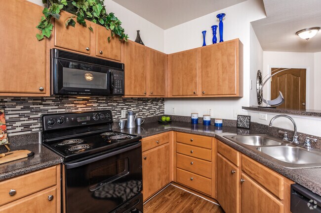 2BR, 2BA - 1076SF