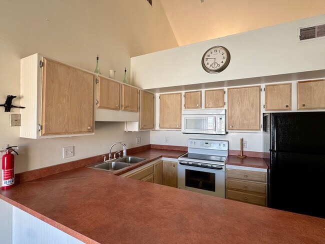 kitchen - 111 E 6th St Unit E