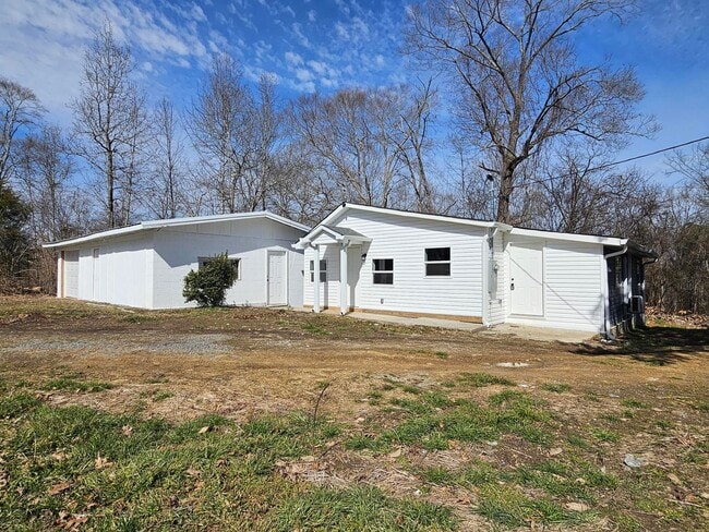 Building Photo - 2 Bedroom 2 bath home in Strawberry Plains/Knoxville with large garage, available Now!