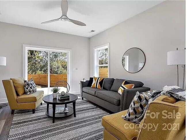 Photo - 2537 Beachmont Ave