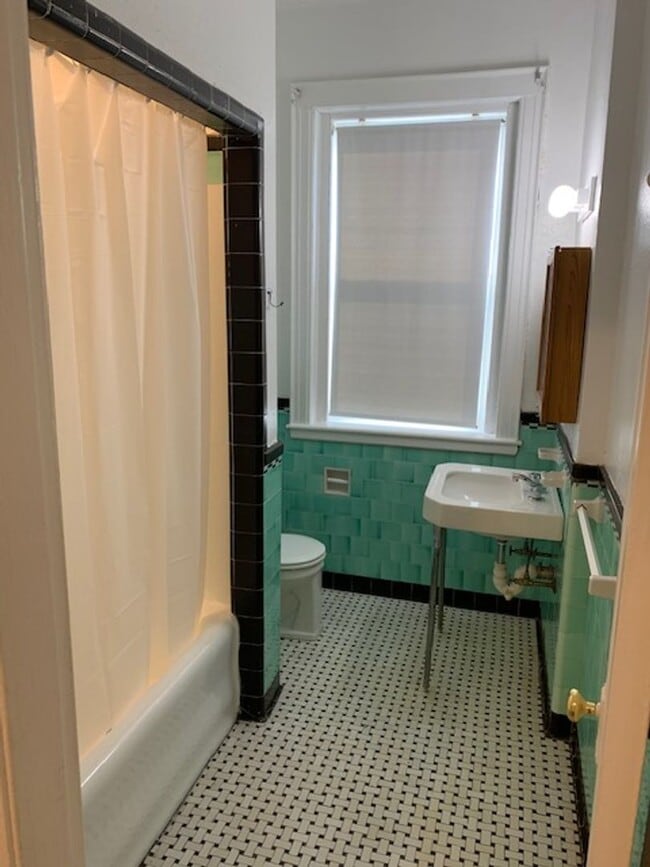 Photo - Charming, Sunny High Floor Flat Renovated kitchen Dishwasher, Very spacious, Ht Hw Inc NO FEE