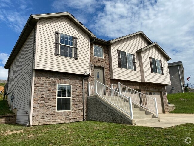Building Photo - 3 bedroom, 3 bathroom home located in Brus...