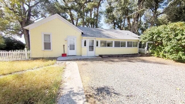 Building Photo - 2 Bed 1 Bath Large House with Fenced Yard and Washer Dryer Hookups