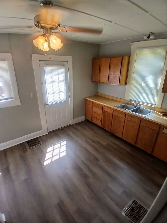 Building Photo - 1719-1719 1/2 W Adams St Unit 1719 1/2 W Adams St.