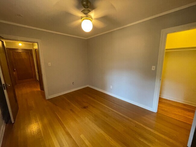 Photo - Queens Court Large Charming 1 Bedroom Available Now! Highly Desirable Queen Anne Location Unidad 209