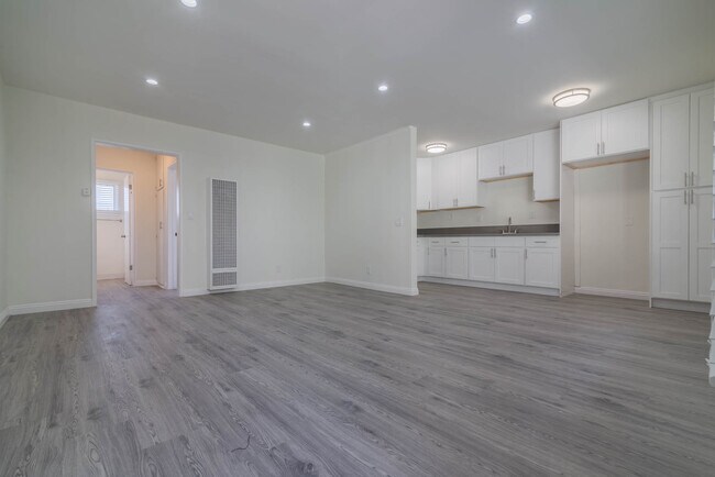 Photo - 3155 Geneva St