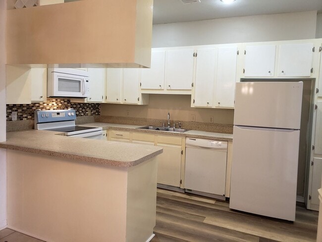 Photo - Remodeled 2 bedroom/1&1/2 bathroom in Eastwood on the Bayou