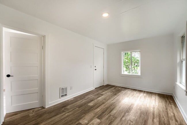 Photo - Bright & Charming 2bed/1bath + Mudroom Home in Tacoma!