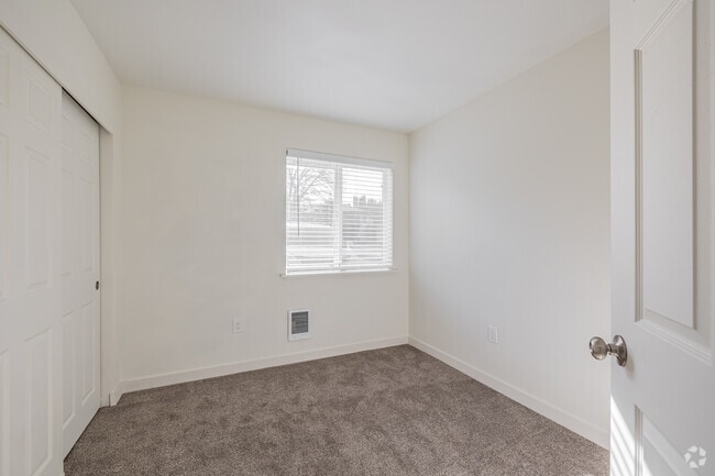 2BR, 2BA - 839SF - Second Bedroom