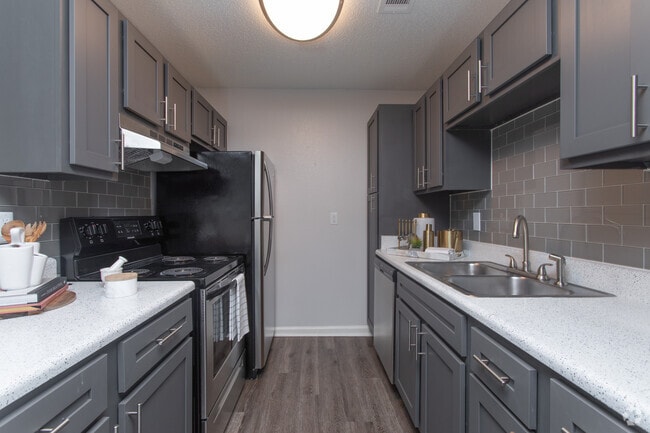 2BR, 2BA - 1068SF